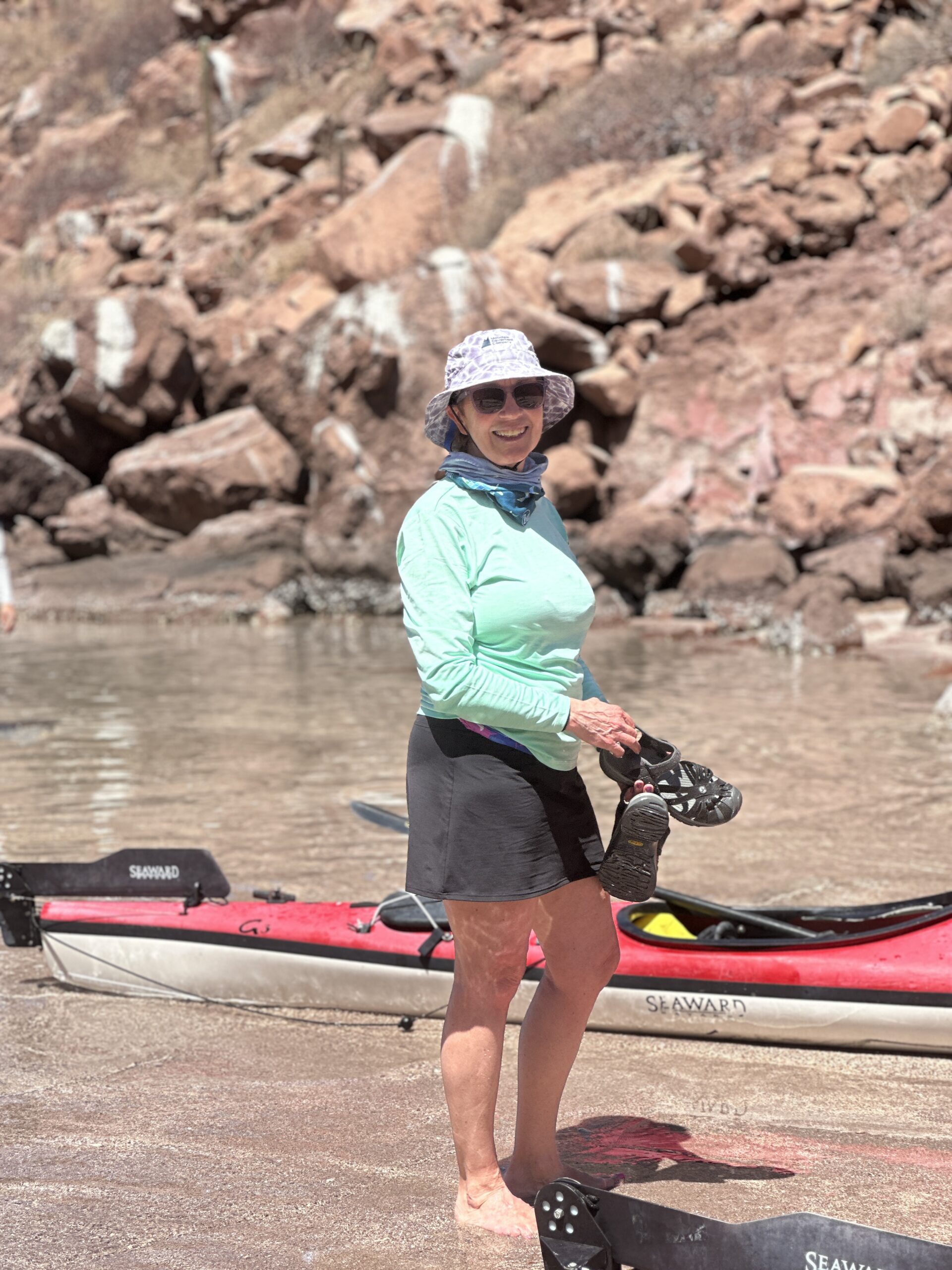 woman solo group kayaking in la paz